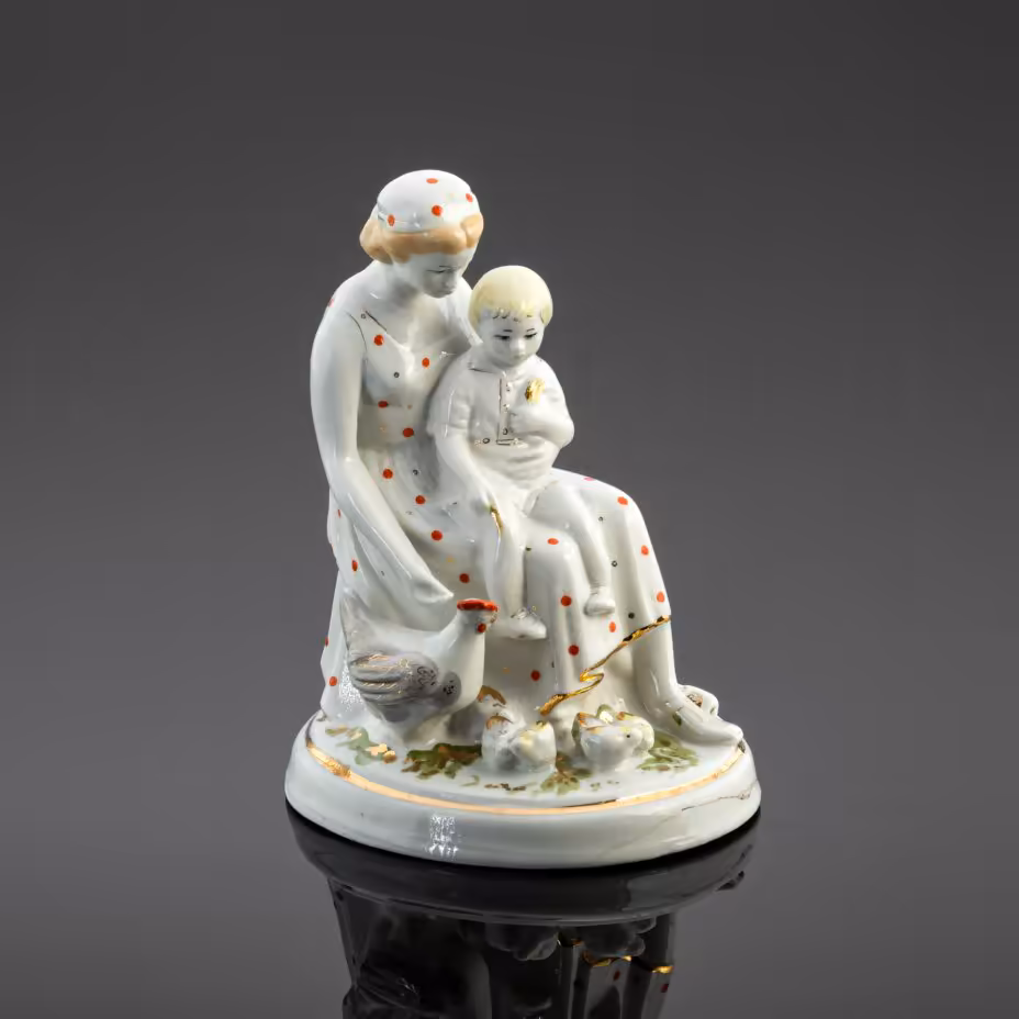 Статуэтка «Мама с ребенком, кормящая кур», скульптор Т. Д. Самойлова, Завод «Красный фарфорист» (Чудово