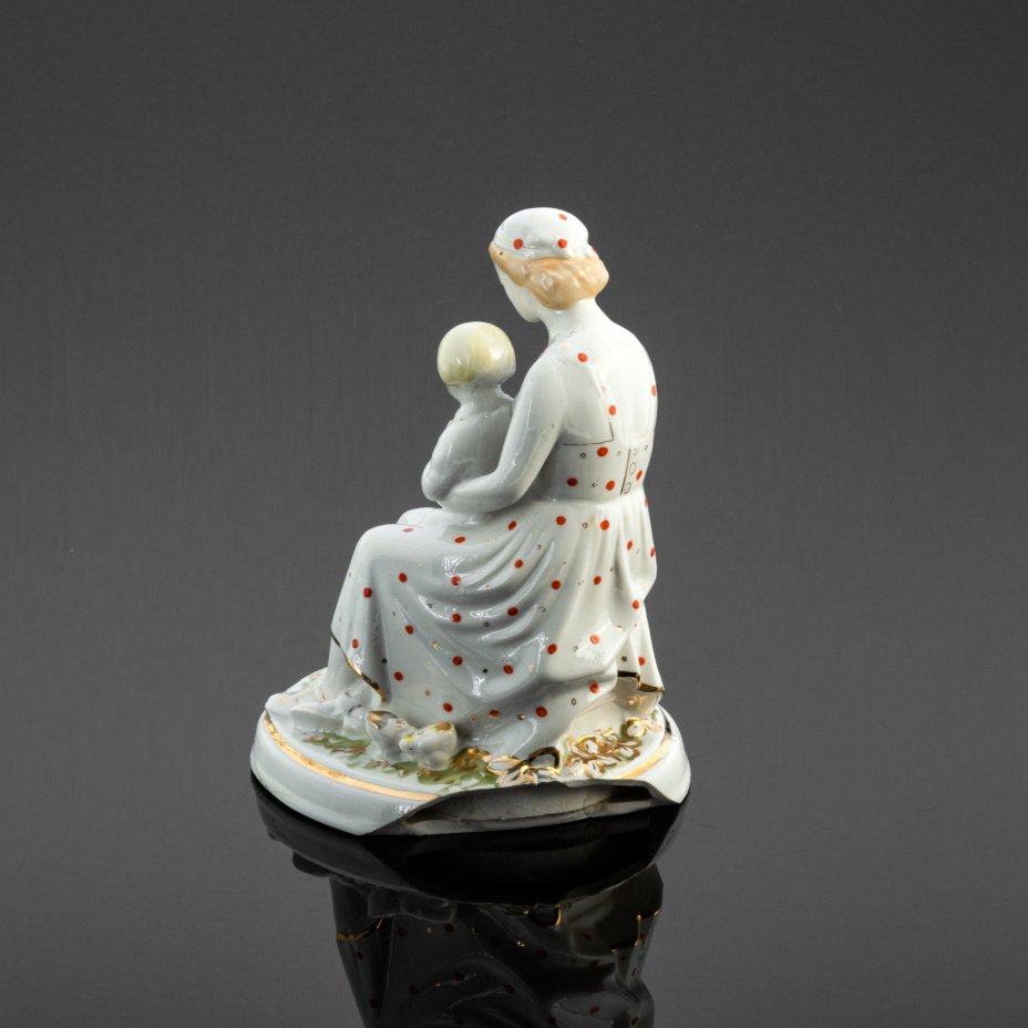 Статуэтка «Мама с ребенком, кормящая кур», скульптор Т. Д. Самойлова, Завод «Красный фарфорист» (Чудово