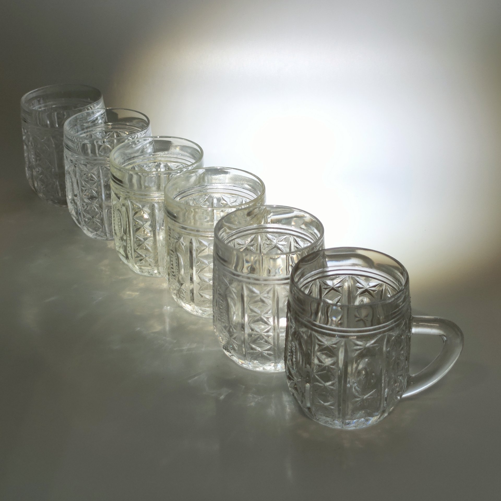 Набор кружек с рельефным декором на 6 персон, стекло, пресс, СССР, 1970-1990 гг.