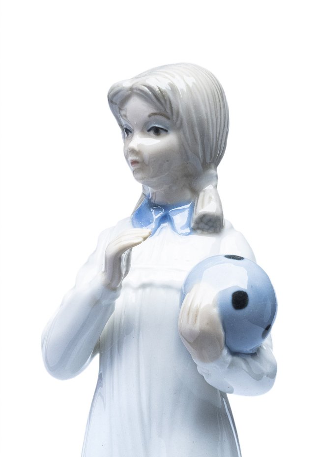 Статуэтка "Девочка с мячом", фарфор, роспись, мануфактура "Tengra porcelain", Испания, 1950-1980 гг.