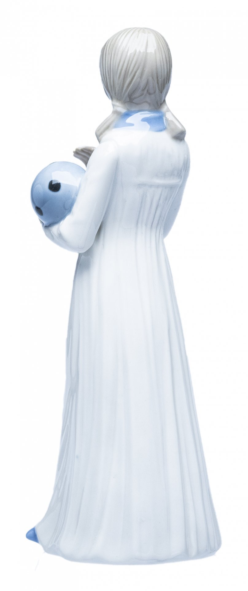 Статуэтка "Девочка с мячом", фарфор, роспись, мануфактура "Tengra porcelain", Испания, 1950-1980 гг.