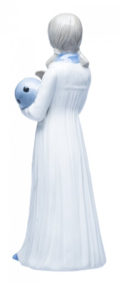Статуэтка "Девочка с мячом", фарфор, роспись, мануфактура "Tengra porcelain", Испания, 1950-1980 гг.