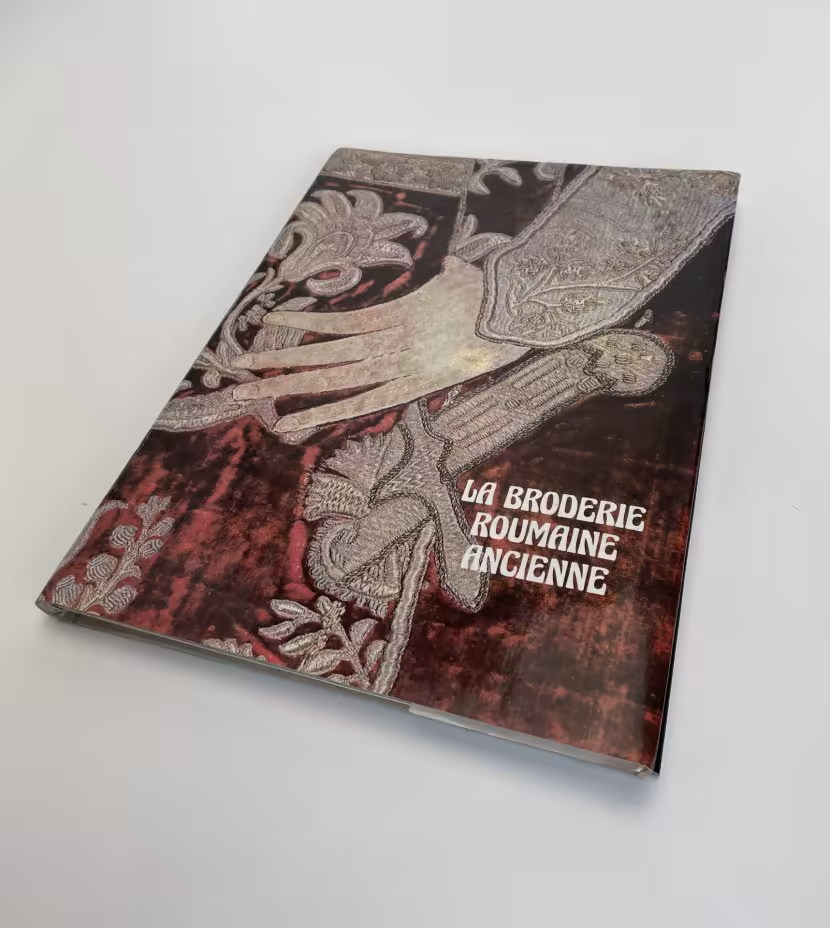 Книга на французском языке "La broderie Roumaine ancienne" ("Древняя румынская вышивка") с дарственной надписью