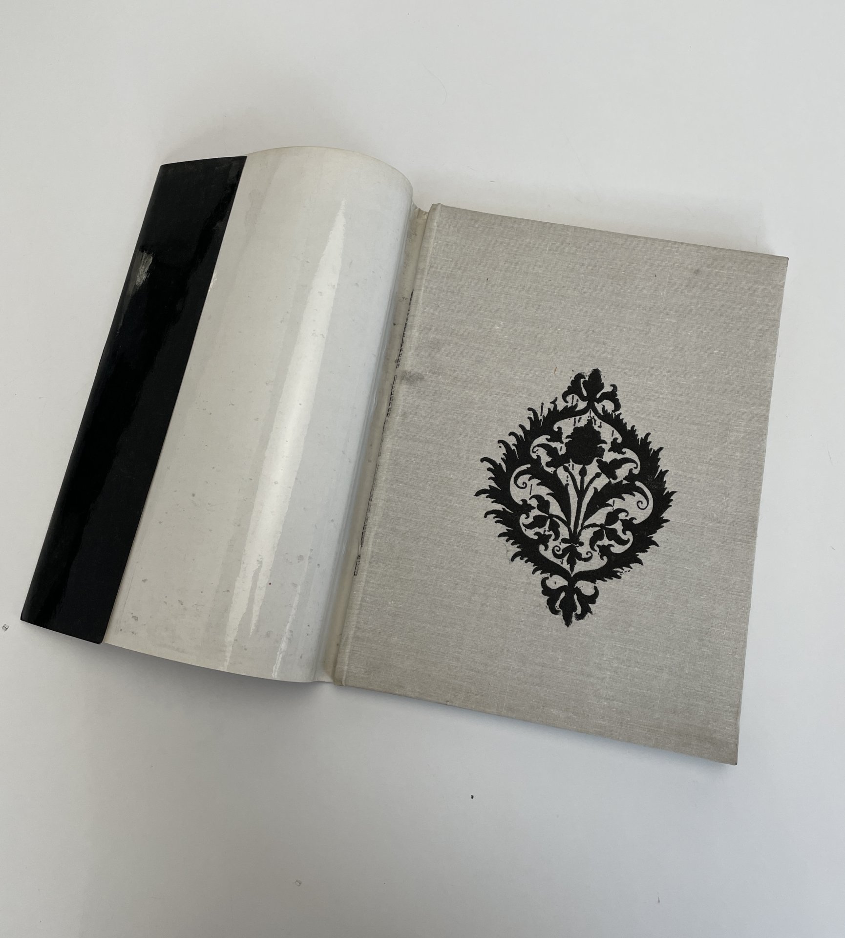 Книга на французском языке "La broderie Roumaine ancienne" ("Древняя румынская вышивка") с дарственной надписью