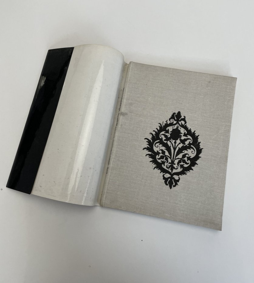 Книга на французском языке "La broderie Roumaine ancienne" ("Древняя румынская вышивка") с дарственной надписью
