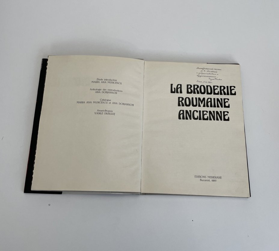 Книга на французском языке "La broderie Roumaine ancienne" ("Древняя румынская вышивка") с дарственной надписью