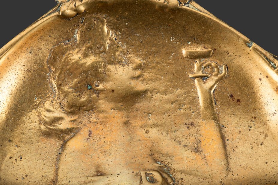 Пепельница в стиле модерн "Дама с бокалом игристого вина"