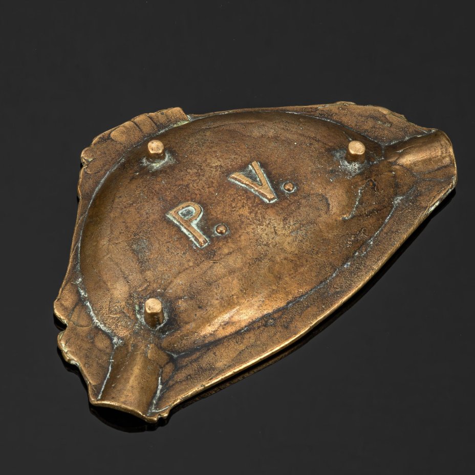 Пепельница в стиле модерн "Дама с бокалом игристого вина"