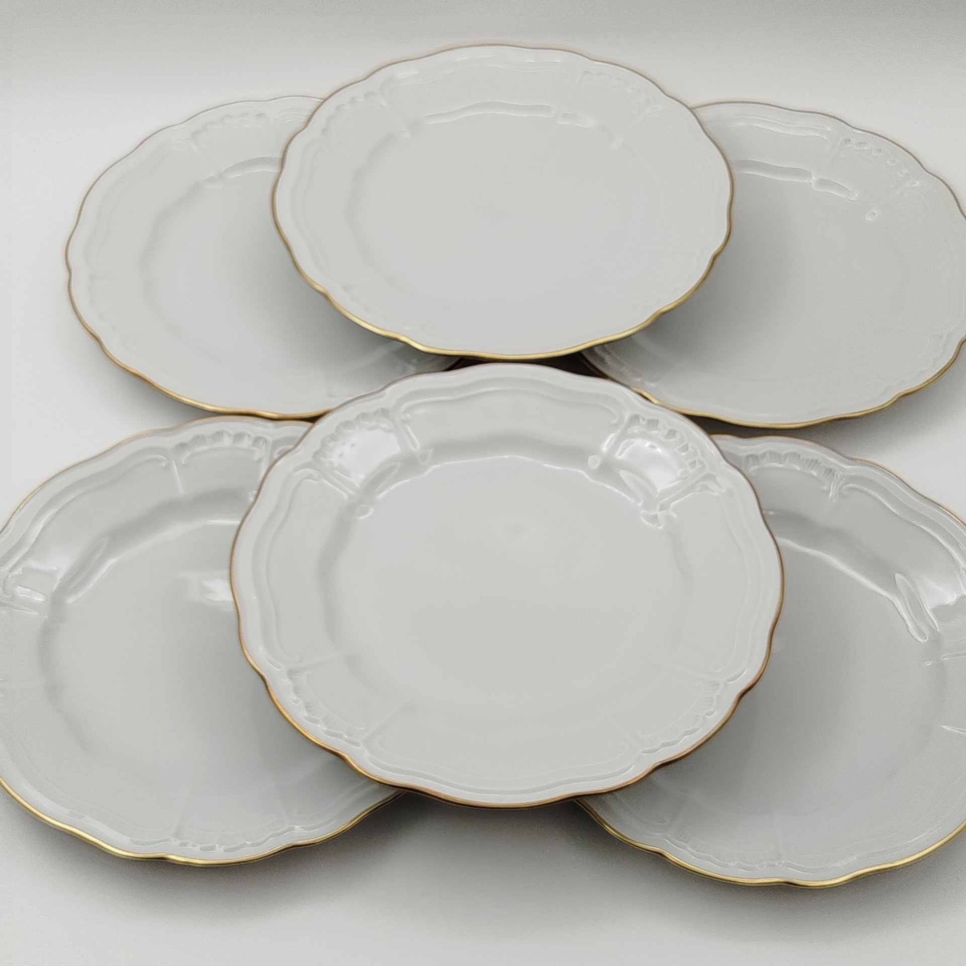 Набор десертных тарелок с рельефным декором на 6 персон, Retsch & Co., Wunsiedel, фарфор, золочение, Германия, 1960-1980 гг.