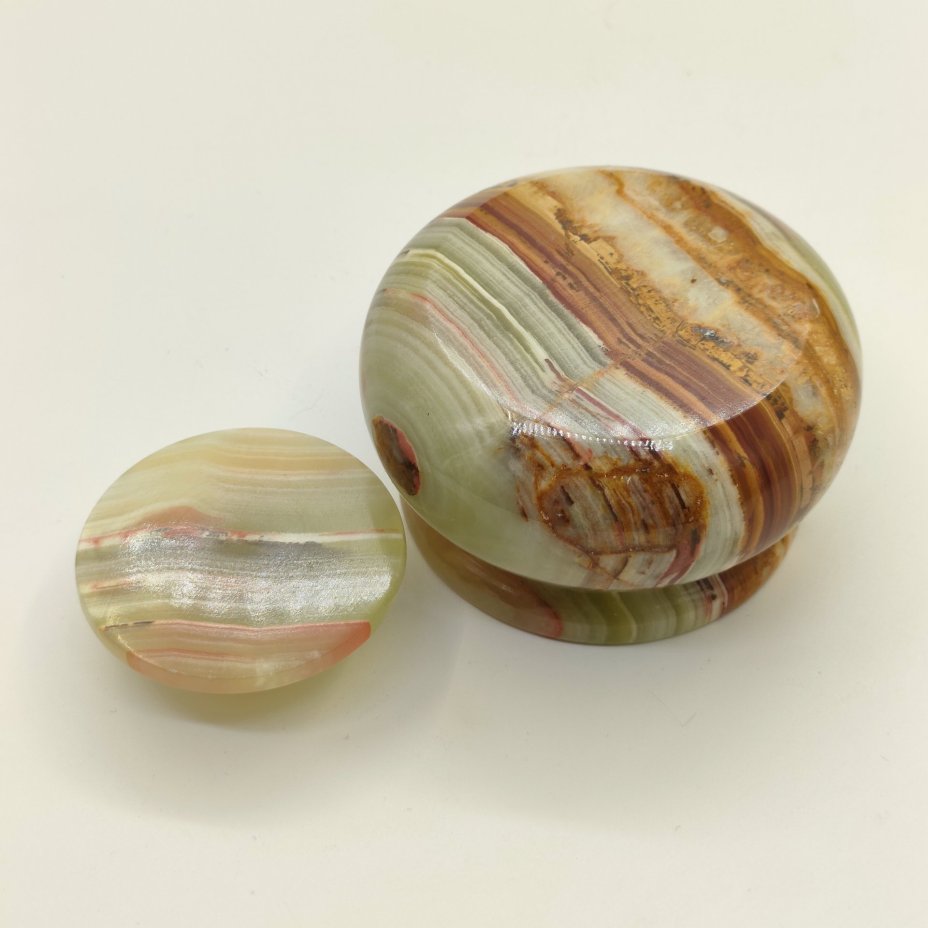 Солонка круглой формы зеленовато-коричневого цвета, оникс, резьба