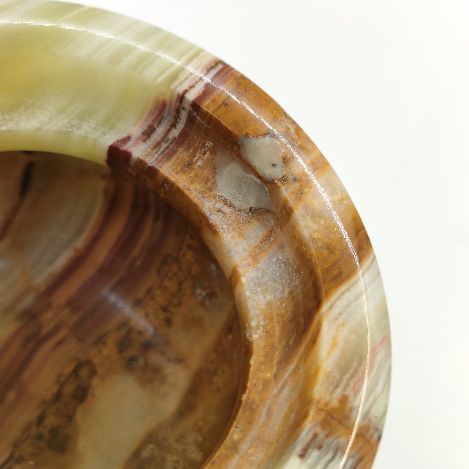 Солонка круглой формы зеленовато-коричневого цвета, оникс, резьба