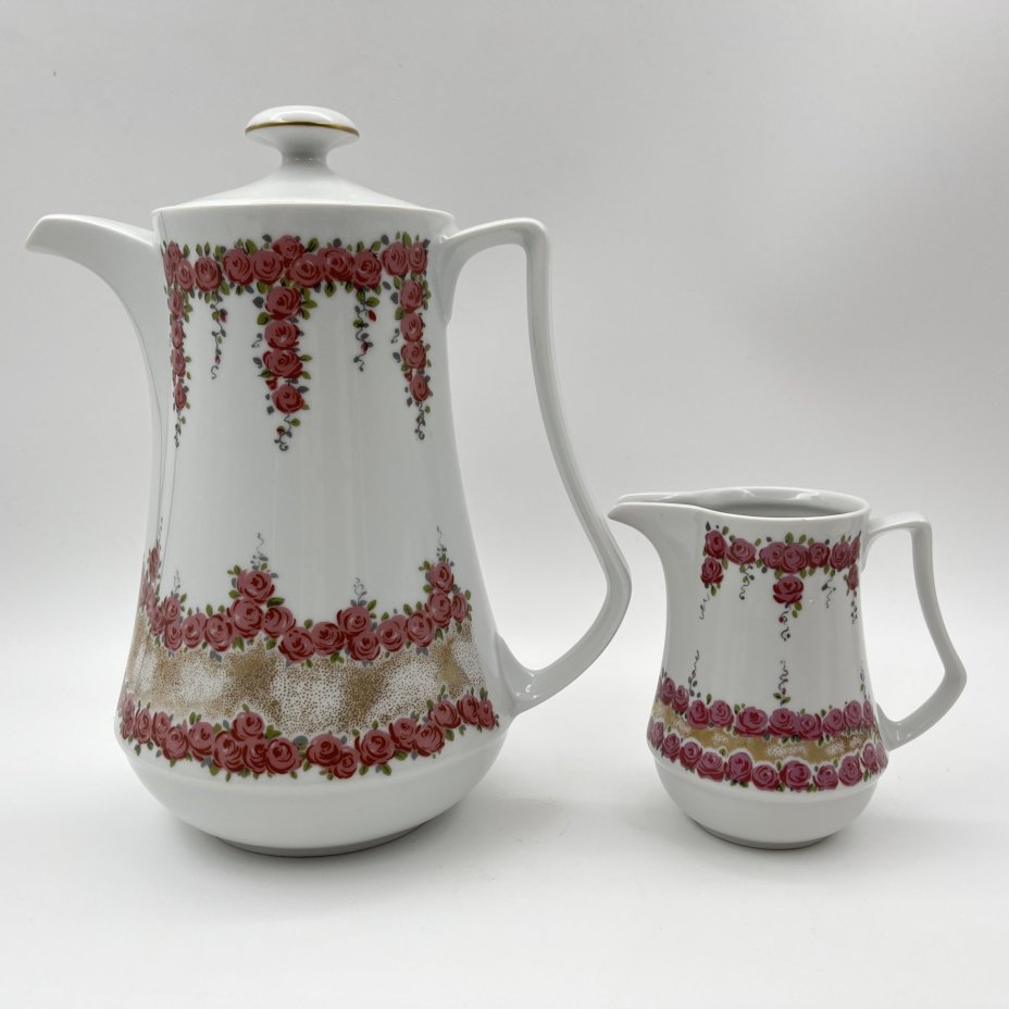 Сервиз чайно-кофейный на 5 персон (12 предметов), украшенный цветочным декором, фарфор, деколь, золочение, Graf Von Henneberg Porzellan, 1777 Jlmenau, ГДР, 1973-1977 гг.