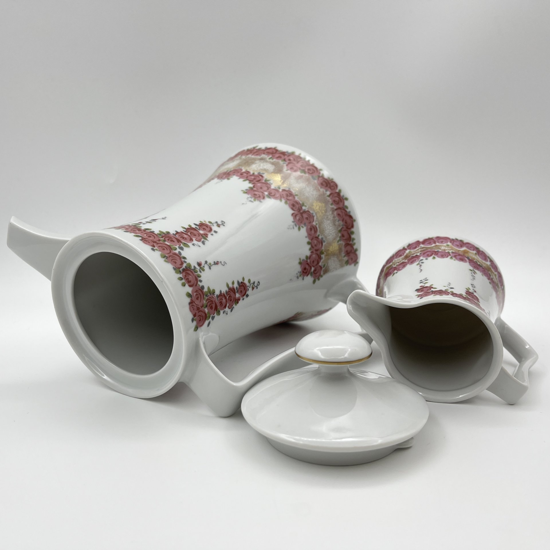 Сервиз чайно-кофейный на 5 персон (12 предметов), украшенный цветочным декором, фарфор, деколь, золочение, Graf Von Henneberg Porzellan, 1777 Jlmenau, ГДР, 1973-1977 гг.