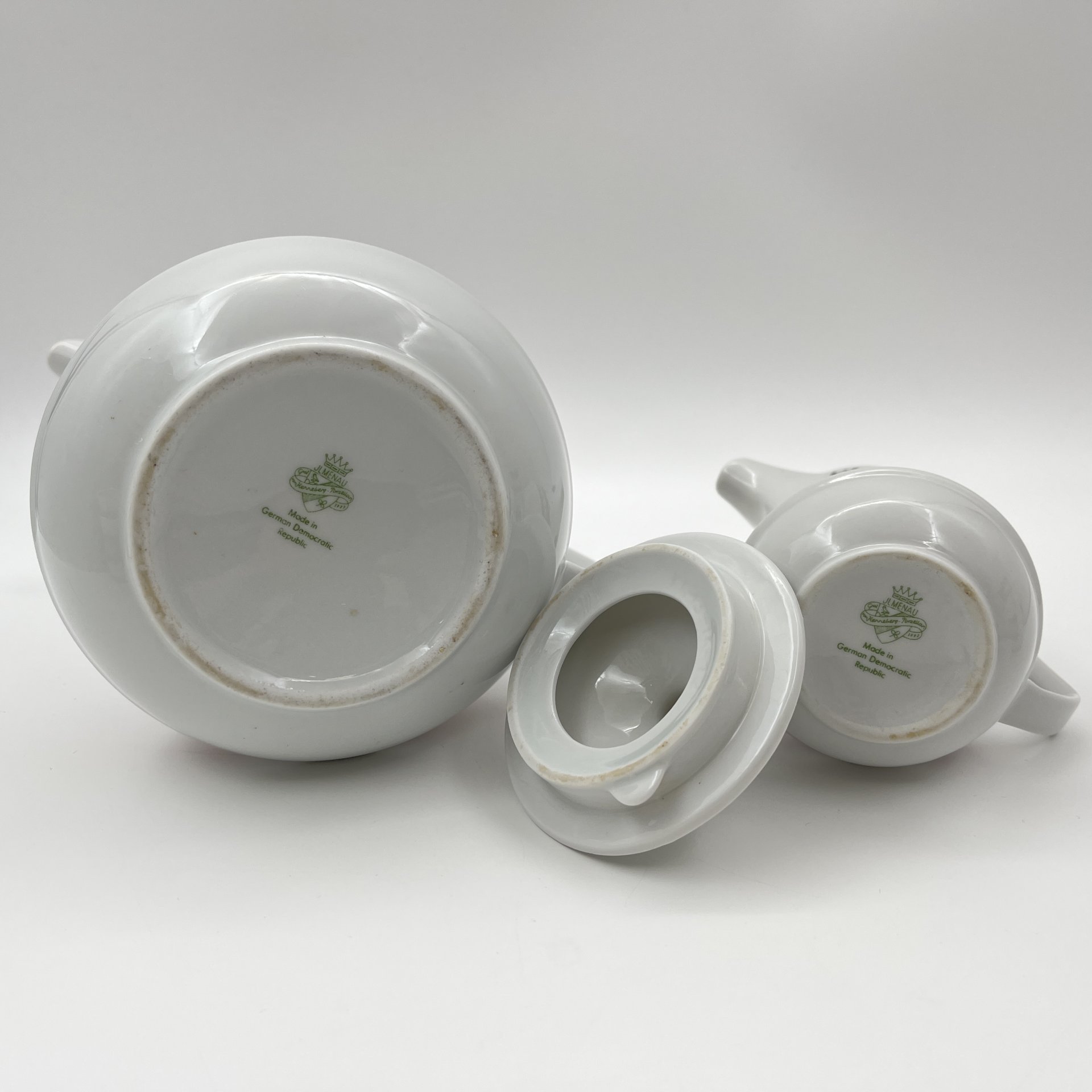 Сервиз чайно-кофейный на 5 персон (12 предметов), украшенный цветочным декором, фарфор, деколь, золочение, Graf Von Henneberg Porzellan, 1777 Jlmenau, ГДР, 1973-1977 гг.