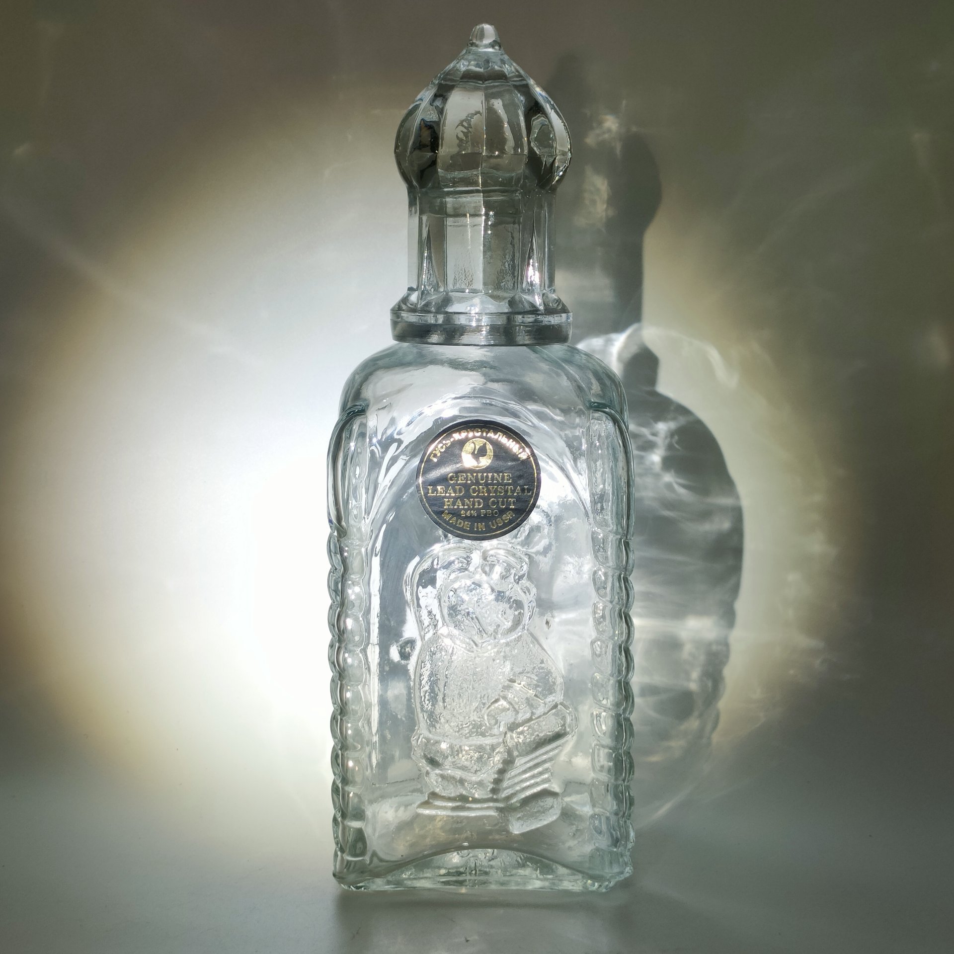 Графин (штоф) четырехугольной формы с рельефным декором и куполообразной крышкой, стекло, Опытный стекольный завод, СССР, 1970-1990 гг.