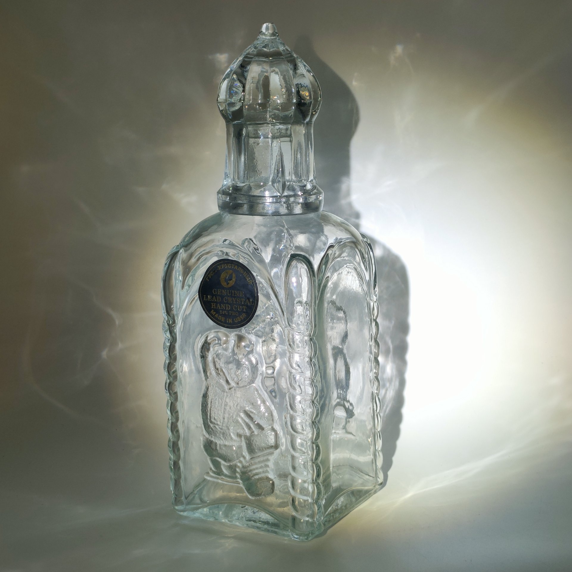 Графин (штоф) четырехугольной формы с рельефным декором и куполообразной крышкой, стекло, Опытный стекольный завод, СССР, 1970-1990 гг.