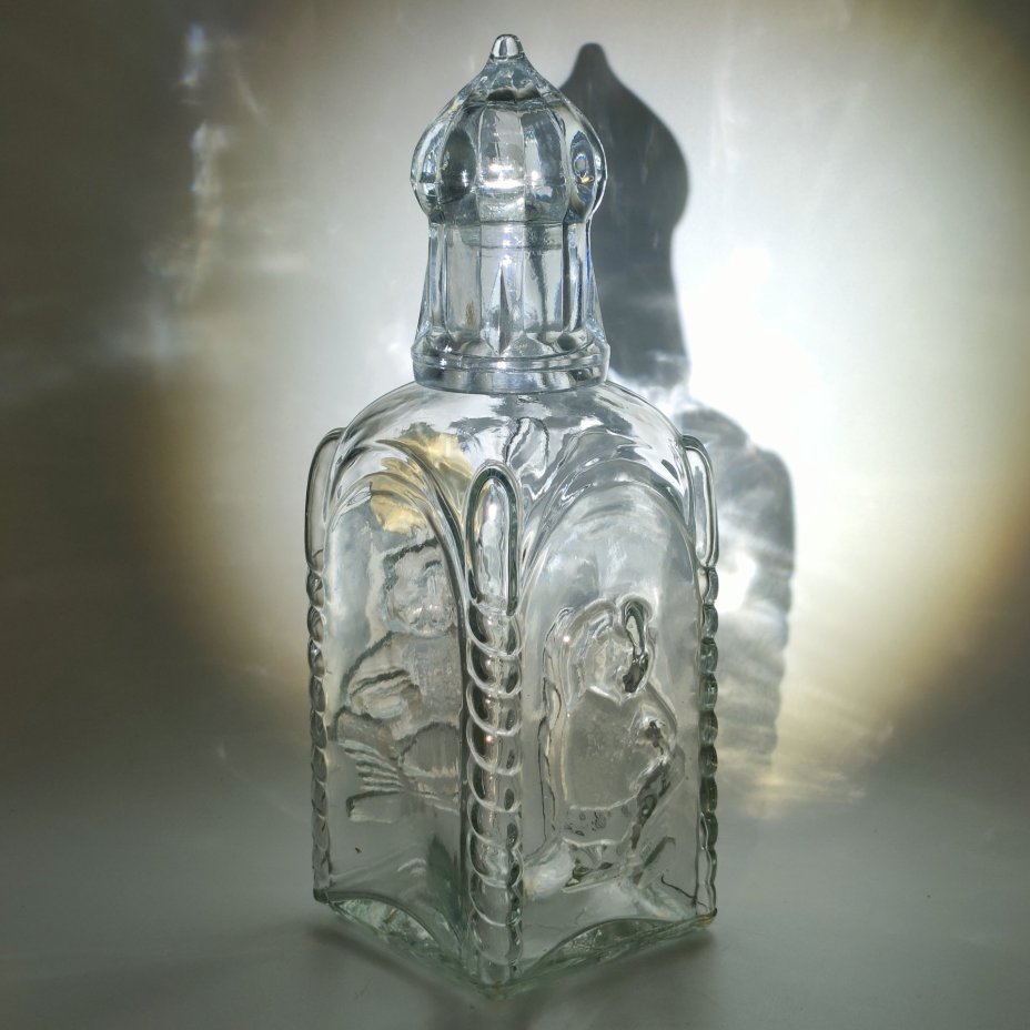 Графин (штоф) четырехугольной формы с рельефным декором и куполообразной крышкой, стекло, Опытный стекольный завод, СССР, 1970-1990 гг.