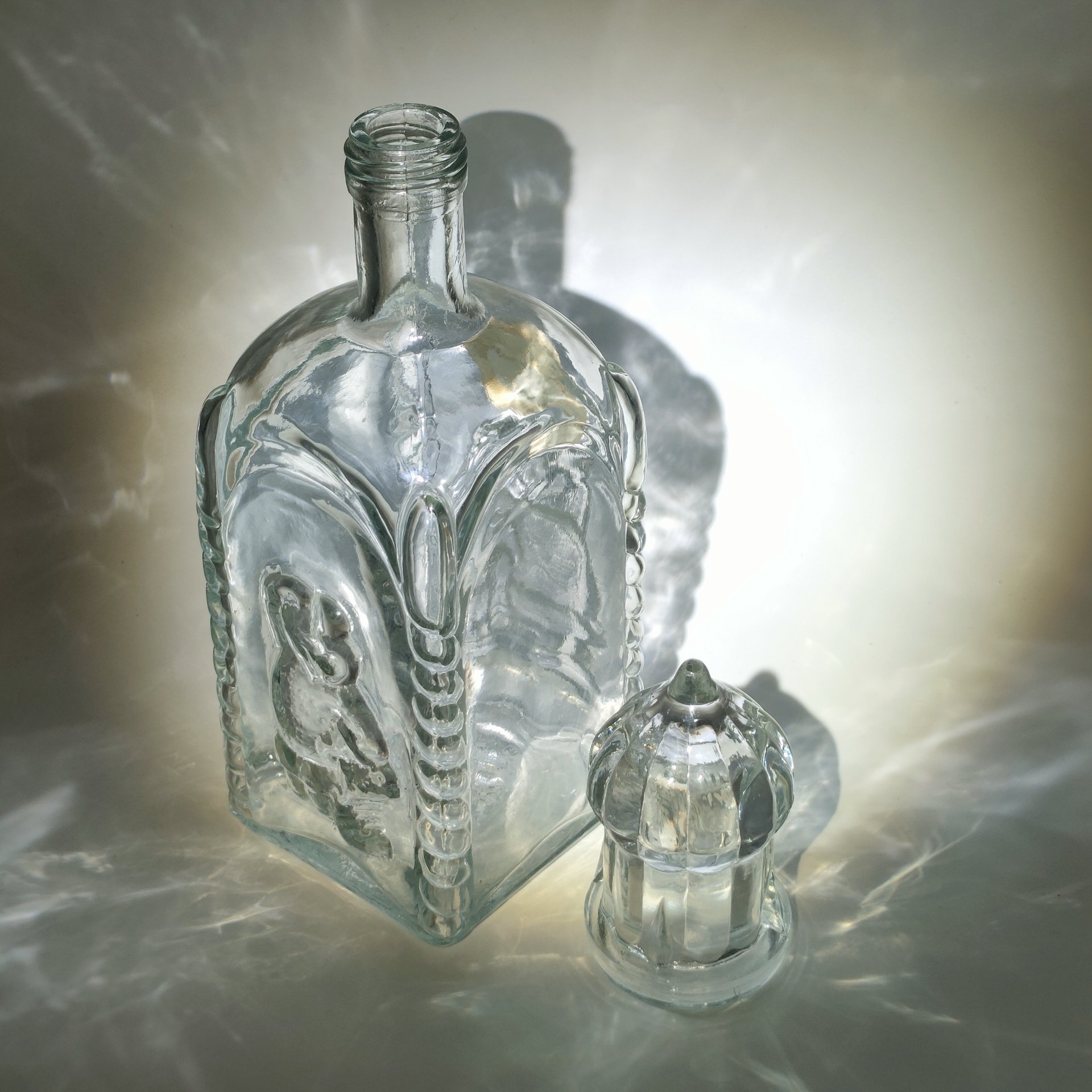 Графин (штоф) четырехугольной формы с рельефным декором и куполообразной крышкой, стекло, Опытный стекольный завод, СССР, 1970-1990 гг.