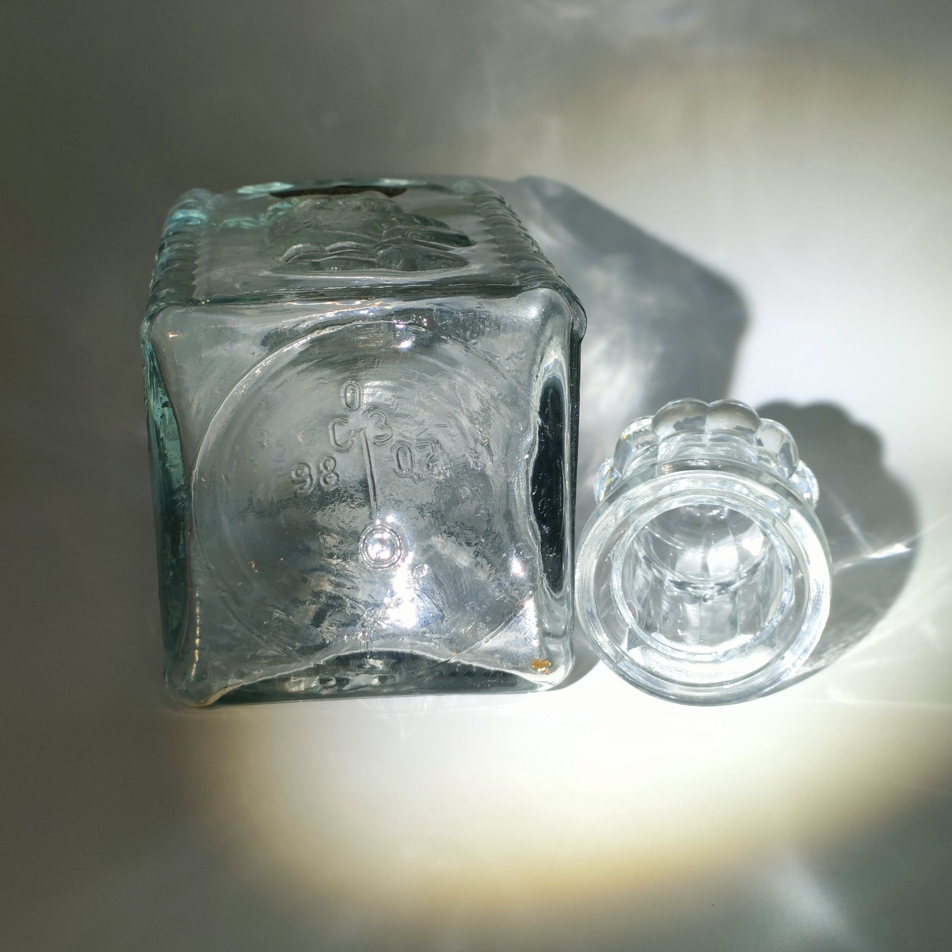 Графин (штоф) четырехугольной формы с рельефным декором и куполообразной крышкой, стекло, Опытный стекольный завод, СССР, 1970-1990 гг.