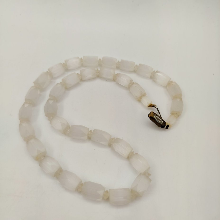 Бусы винтажные из "сатинового стекла" в подарочной коробке