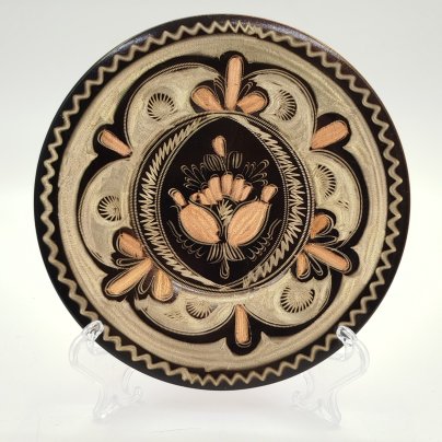 Тарелка декоративная настенная, украшенная растительным орнаментом