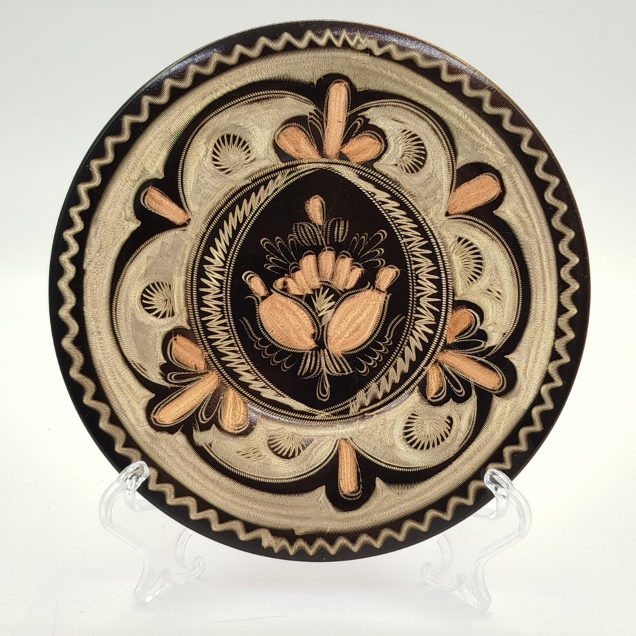 Тарелка декоративная настенная, украшенная растительным орнаментом