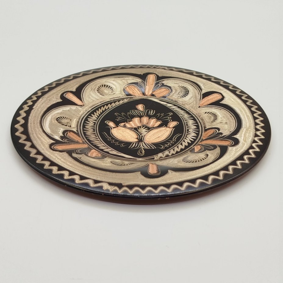 Тарелка декоративная настенная, украшенная растительным орнаментом