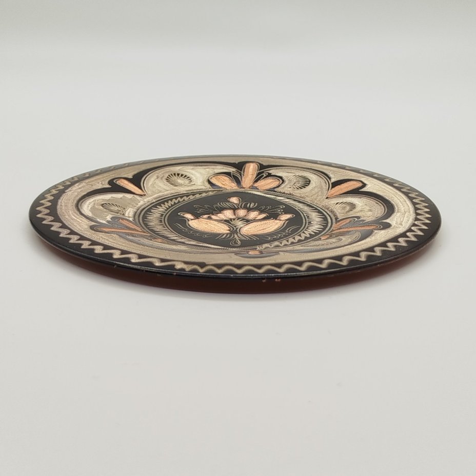 Тарелка декоративная настенная, украшенная растительным орнаментом