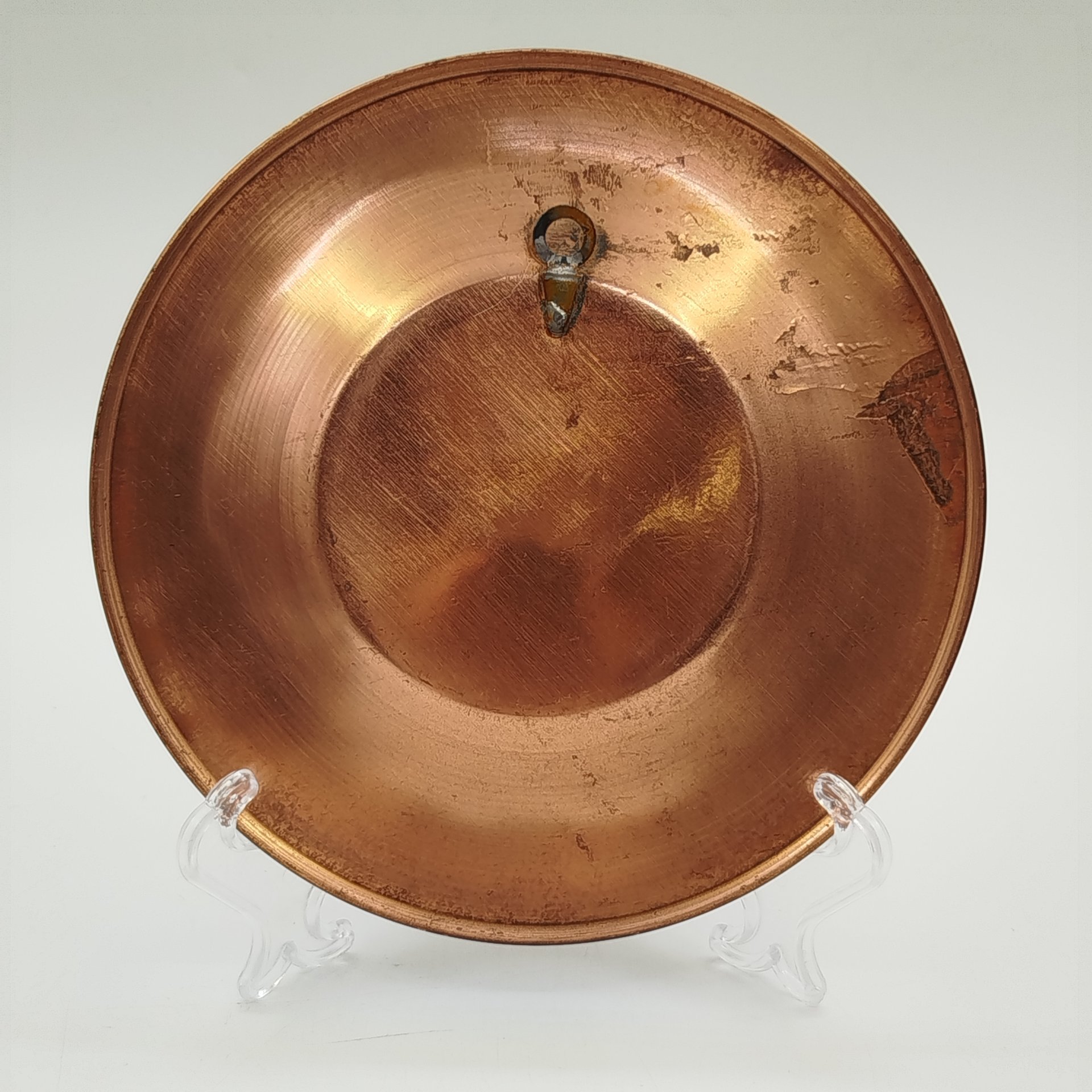 Тарелка декоративная настенная, украшенная растительным орнаментом