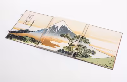 Альбом "Hokusai. Der vom Malen besessene" на немецком языке, бумага, печать, ткань, "Artia", Прага, Чехословакия, 1956 г., Издательство «Artia»