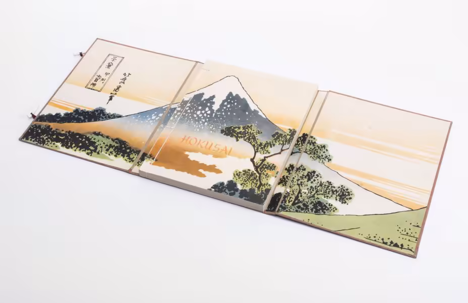 Альбом "Hokusai. Der vom Malen besessene" на немецком языке, бумага, печать, ткань, "Artia", Прага, Чехословакия, 1956 г., Издательство «Artia»