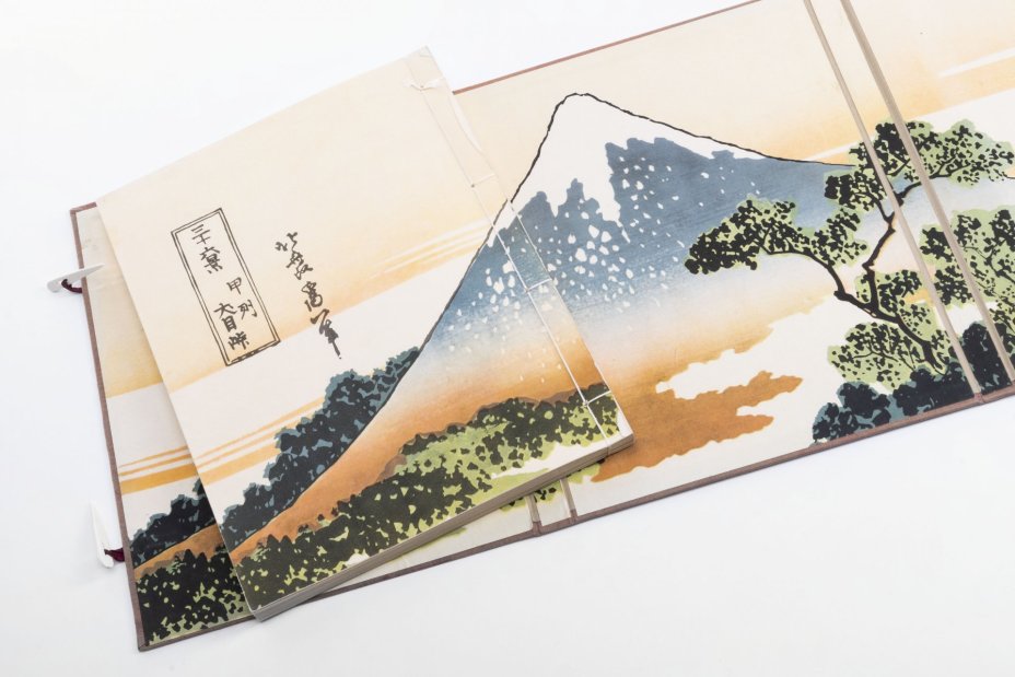 Альбом "Hokusai. Der vom Malen besessene" на немецком языке, бумага, печать, ткань, "Artia", Прага, Чехословакия, 1956 г., Издательство «Artia»
