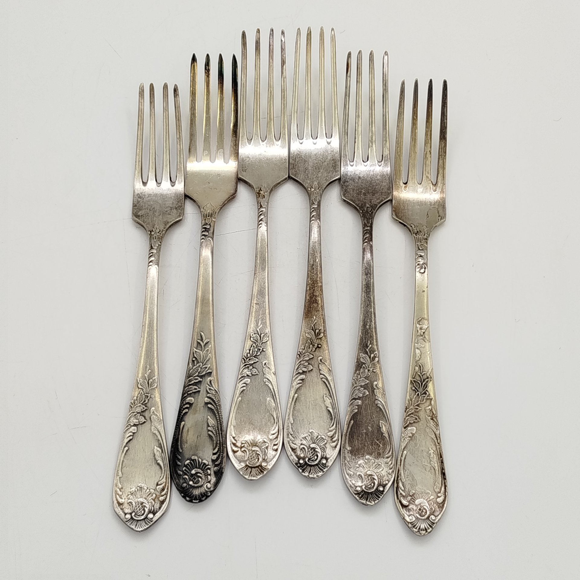 Набор из 6-ти столовых вилок, украшенных растительным декором