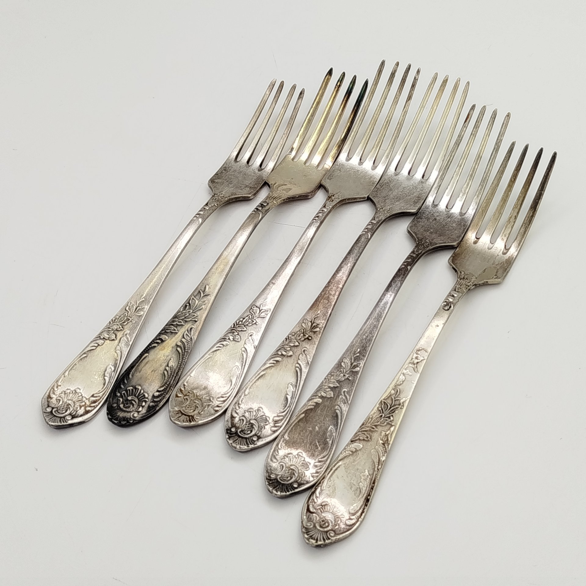 Набор из 6-ти столовых вилок, украшенных растительным декором