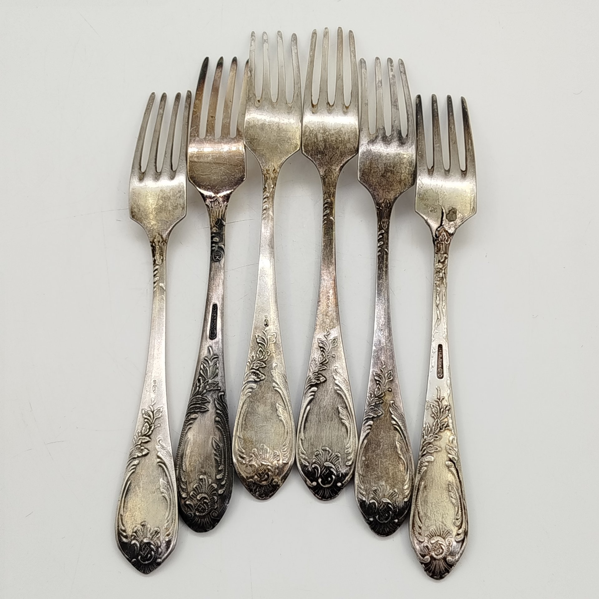 Набор из 6-ти столовых вилок, украшенных растительным декором