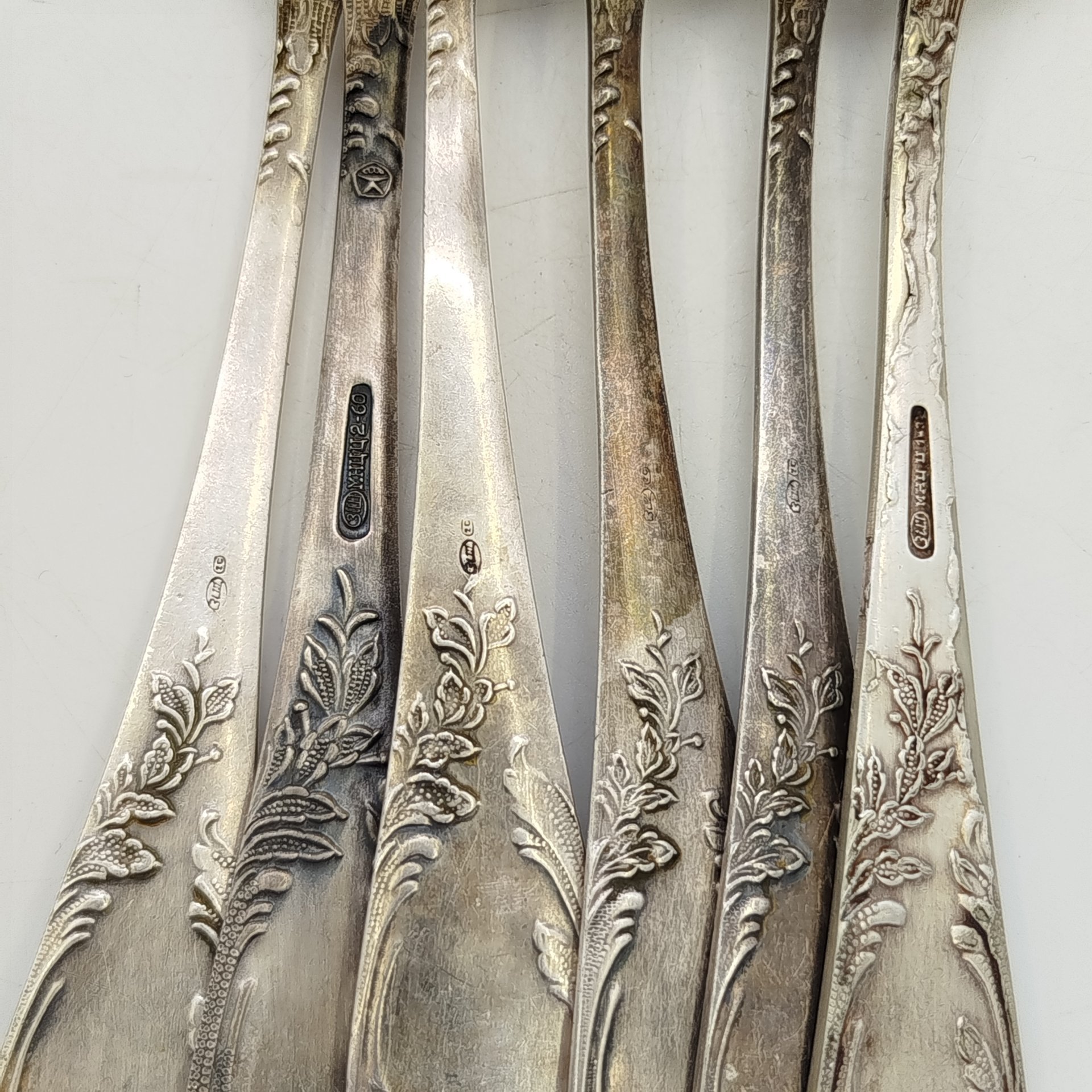 Набор из 6-ти столовых вилок, украшенных растительным декором