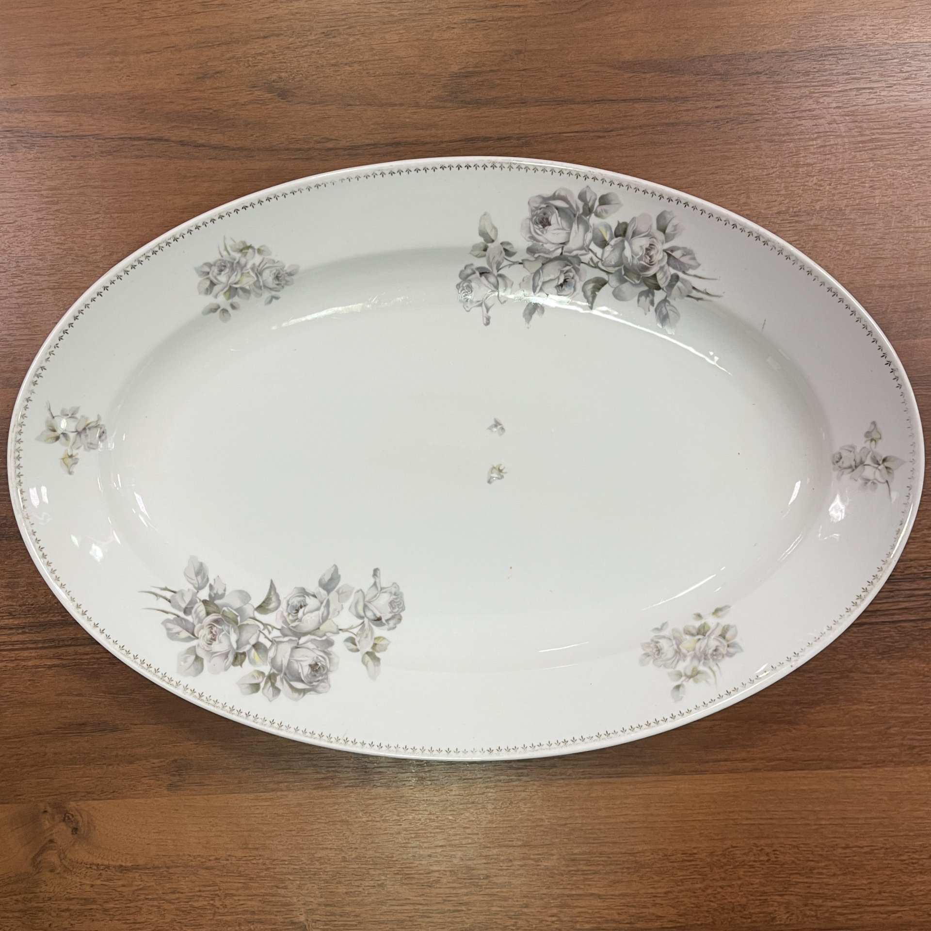 Блюдо овальной формы (большое), украшенное изображением роз