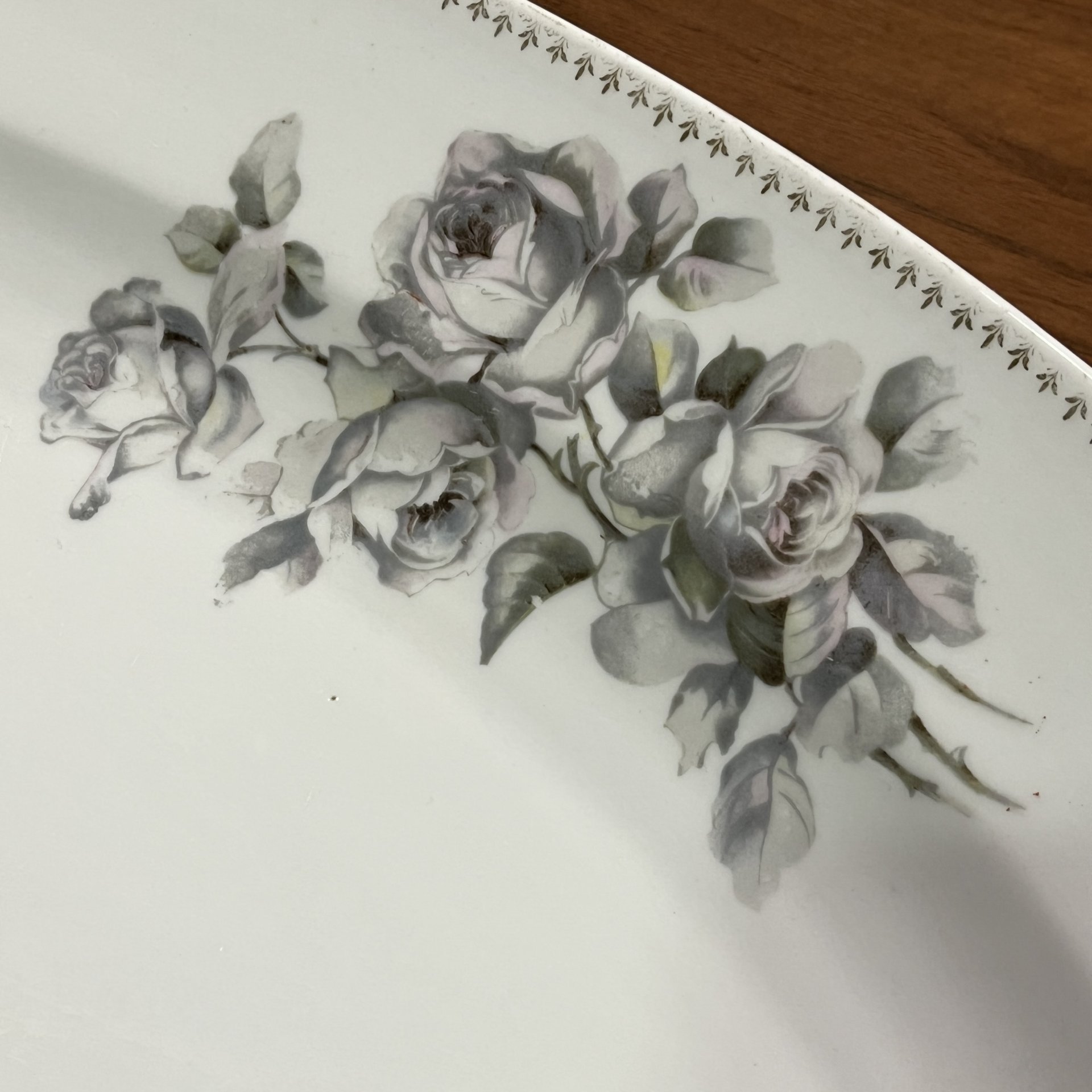 Блюдо овальной формы (большое), украшенное изображением роз