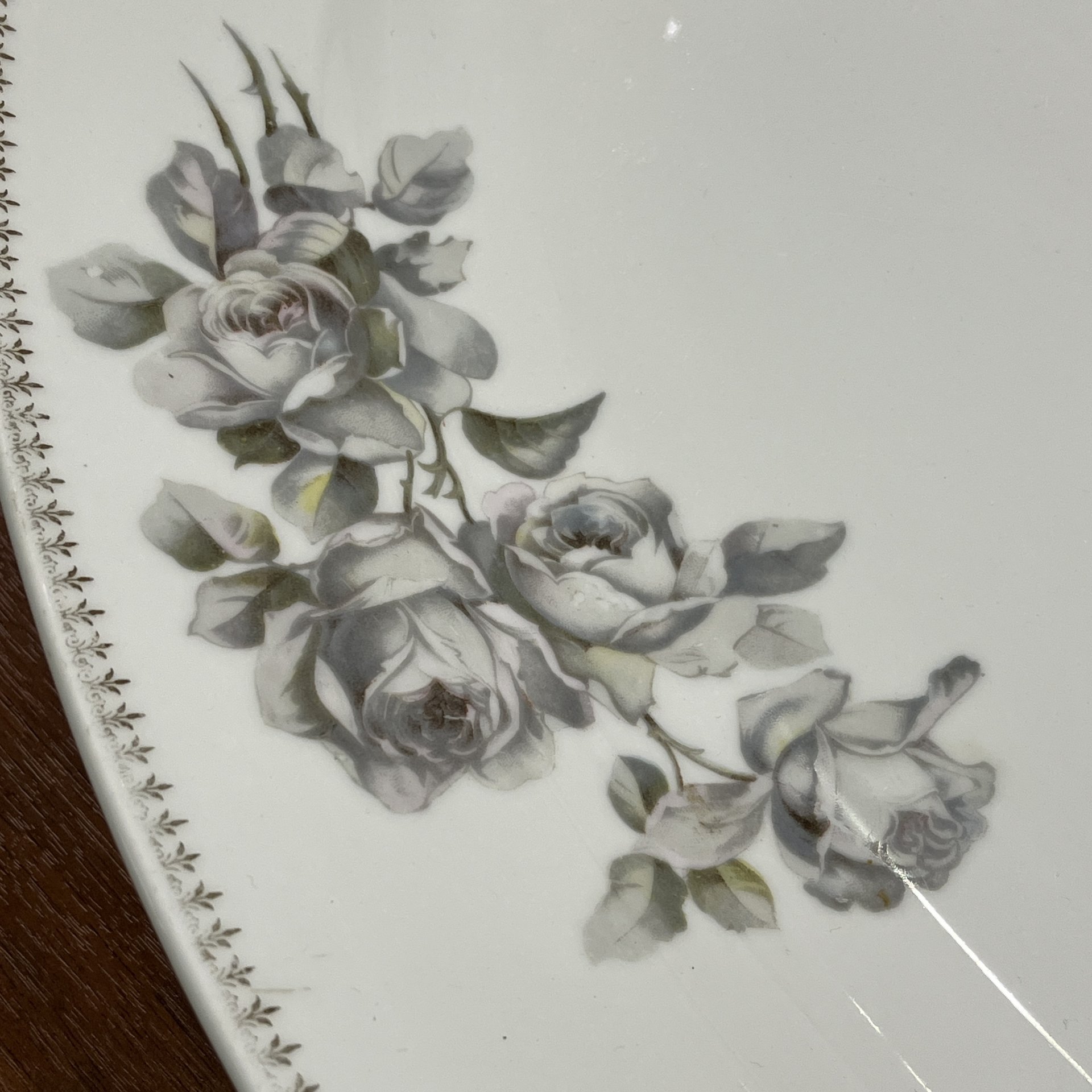 Блюдо овальной формы (большое), украшенное изображением роз