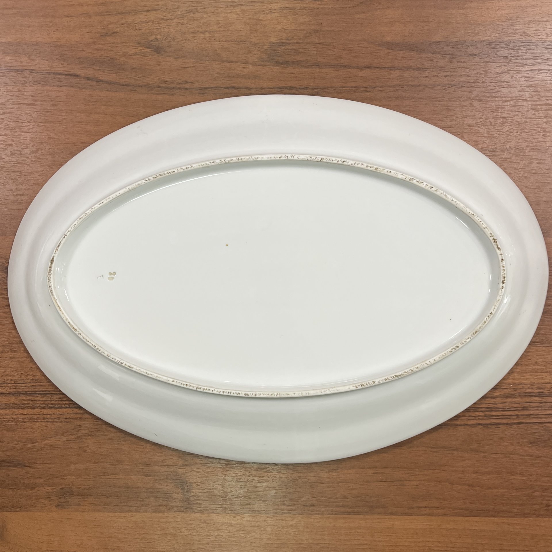 Блюдо овальной формы (большое), украшенное изображением роз