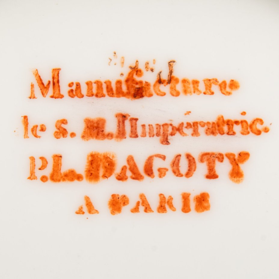 Тарелка c пасторальным сюжетом пасущегося быка, Dagoty à Paris (Даготи)