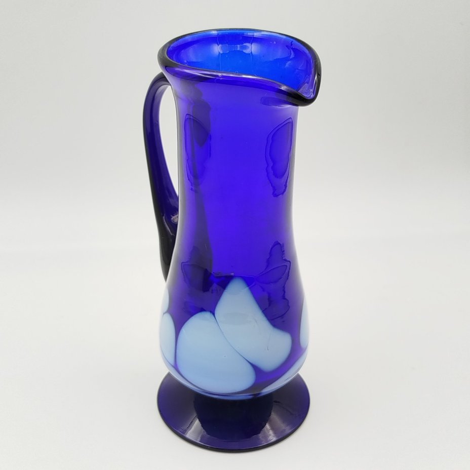 Кувшин на основании