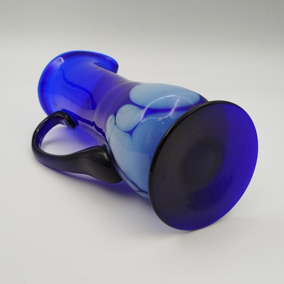 Кувшин на основании