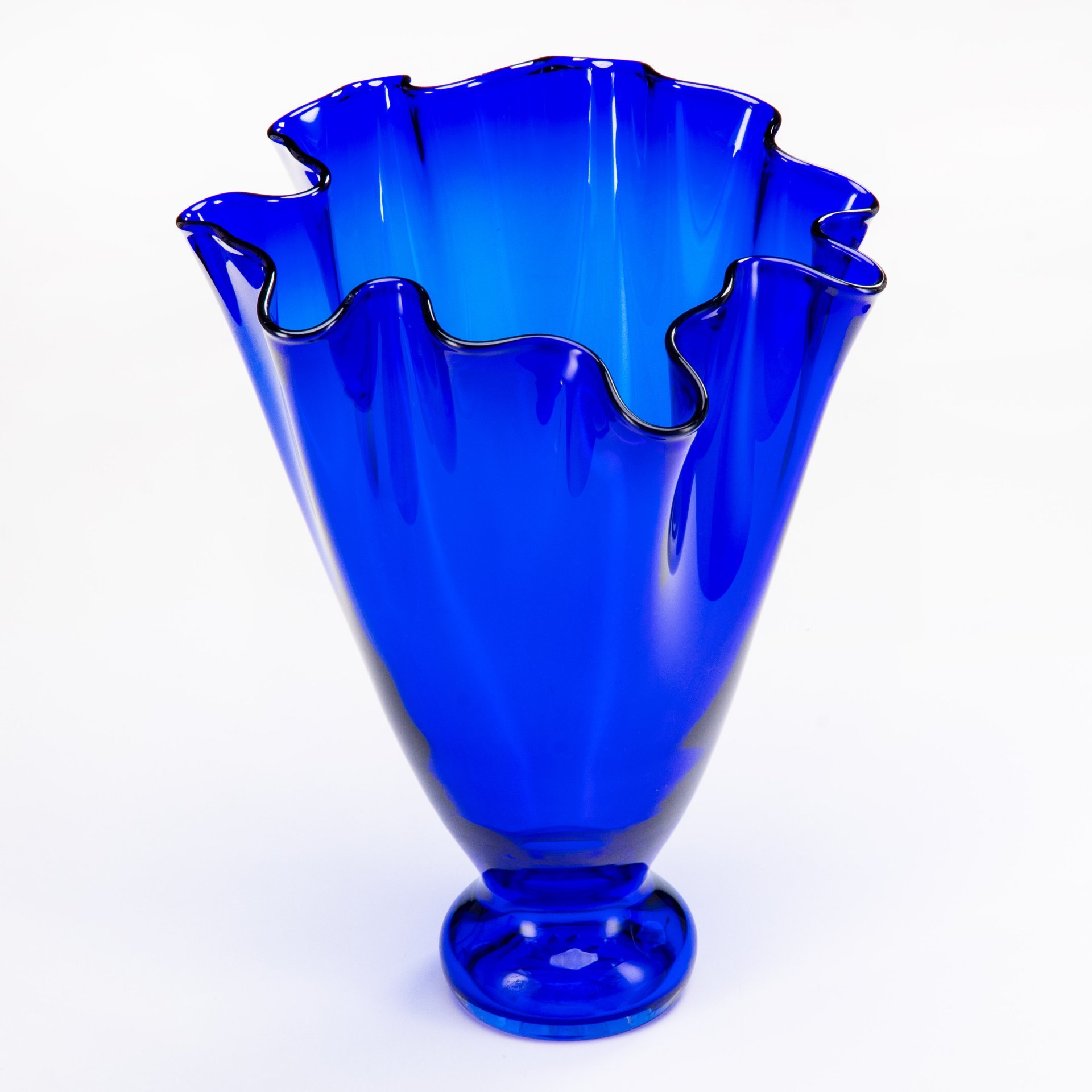 Ваза кобальтового оттенка с фестончатым бортом (большая)