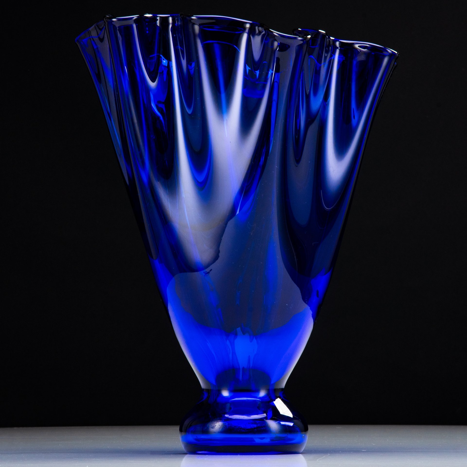 Ваза кобальтового оттенка с фестончатым бортом (большая)