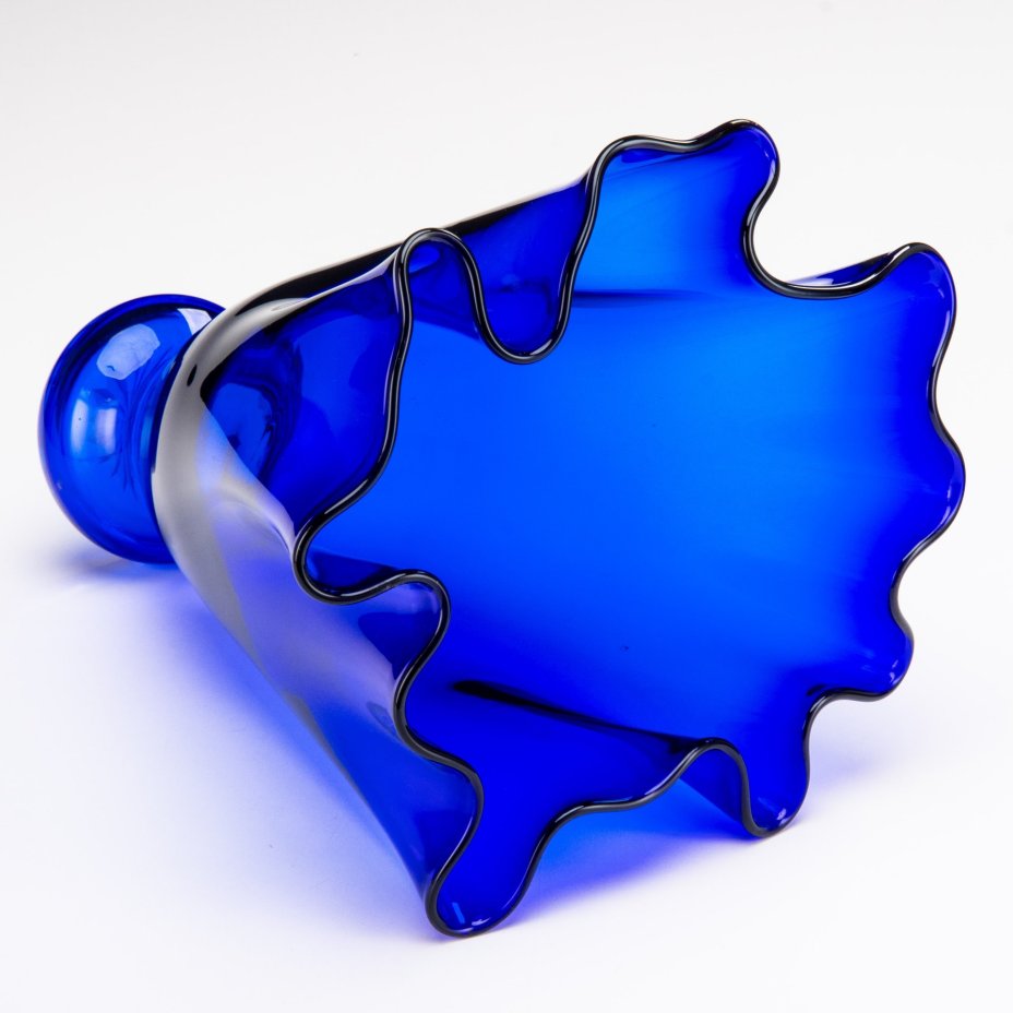 Ваза кобальтового оттенка с фестончатым бортом (большая)