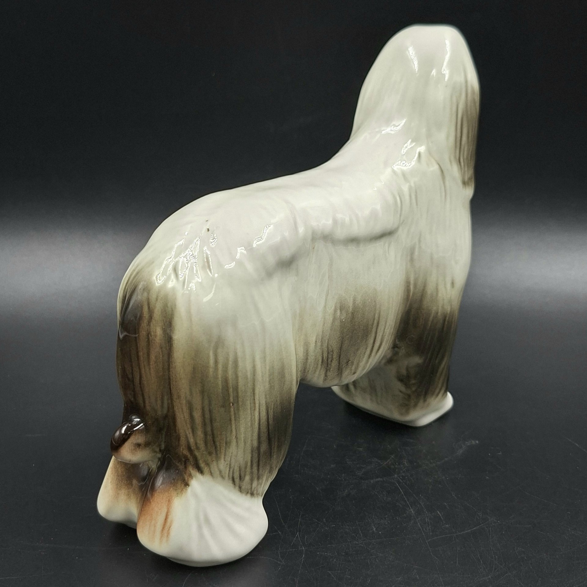Статуэтка "Афганская борзая" (чёрно-белая), скульптор П.П. Веселов, фарфор, аэрография, Ленинградский фарфоровый завод (ЛФЗ), СССР, 1970-1992 гг.