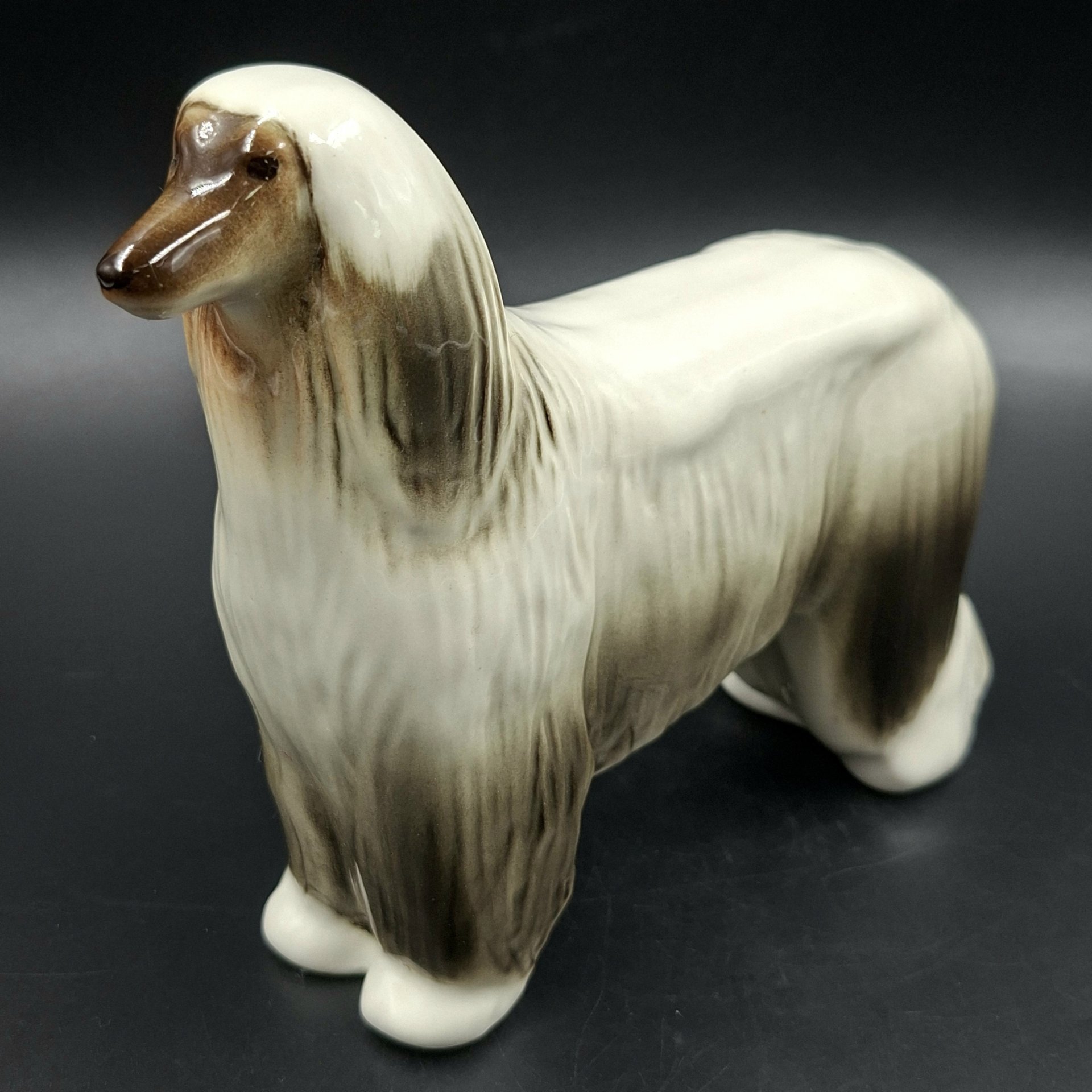 Статуэтка "Афганская борзая" (чёрно-белая), скульптор П.П. Веселов, фарфор, аэрография, Ленинградский фарфоровый завод (ЛФЗ), СССР, 1970-1992 гг.