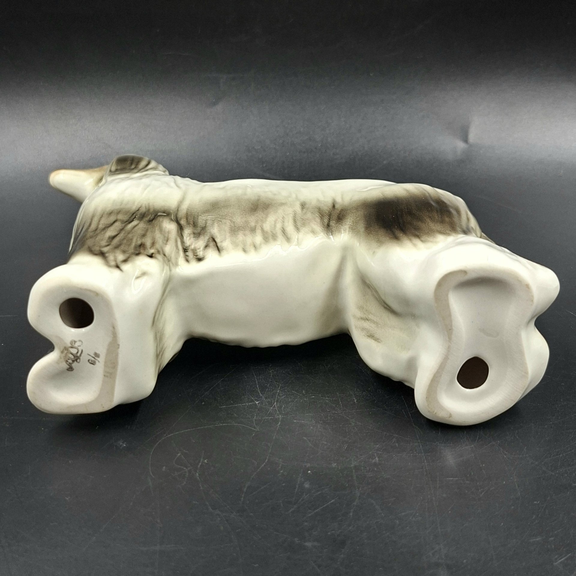 Статуэтка "Афганская борзая" (чёрно-белая), скульптор П.П. Веселов, фарфор, аэрография, Ленинградский фарфоровый завод (ЛФЗ), СССР, 1970-1992 гг.