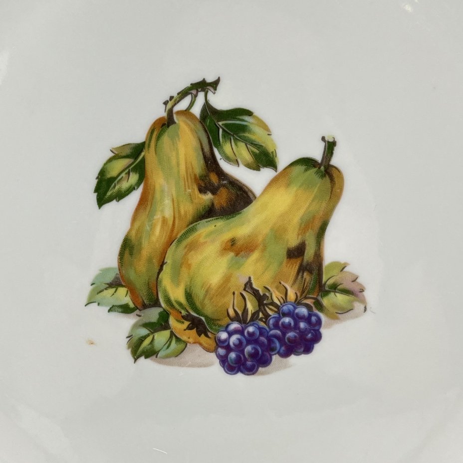 Блюдо сервировочное, украшенное изображением фруктов и ягод, фарфор, деколь, золочение, Kahla, ГДР, 1968-1987 гг.
